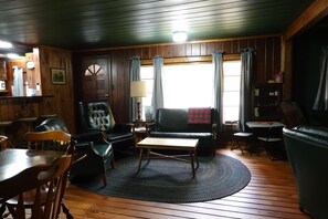 Stuga - flera sängar | Vardagsrum | 32-tums smart-tv med digitalkanaler och böcker