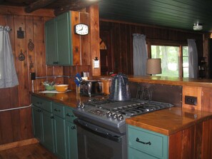 Stuga - flera sängar | Eget kök | Minikylskåp, mikrovågsugn, kaffe- och tebryggare och vattenkokare