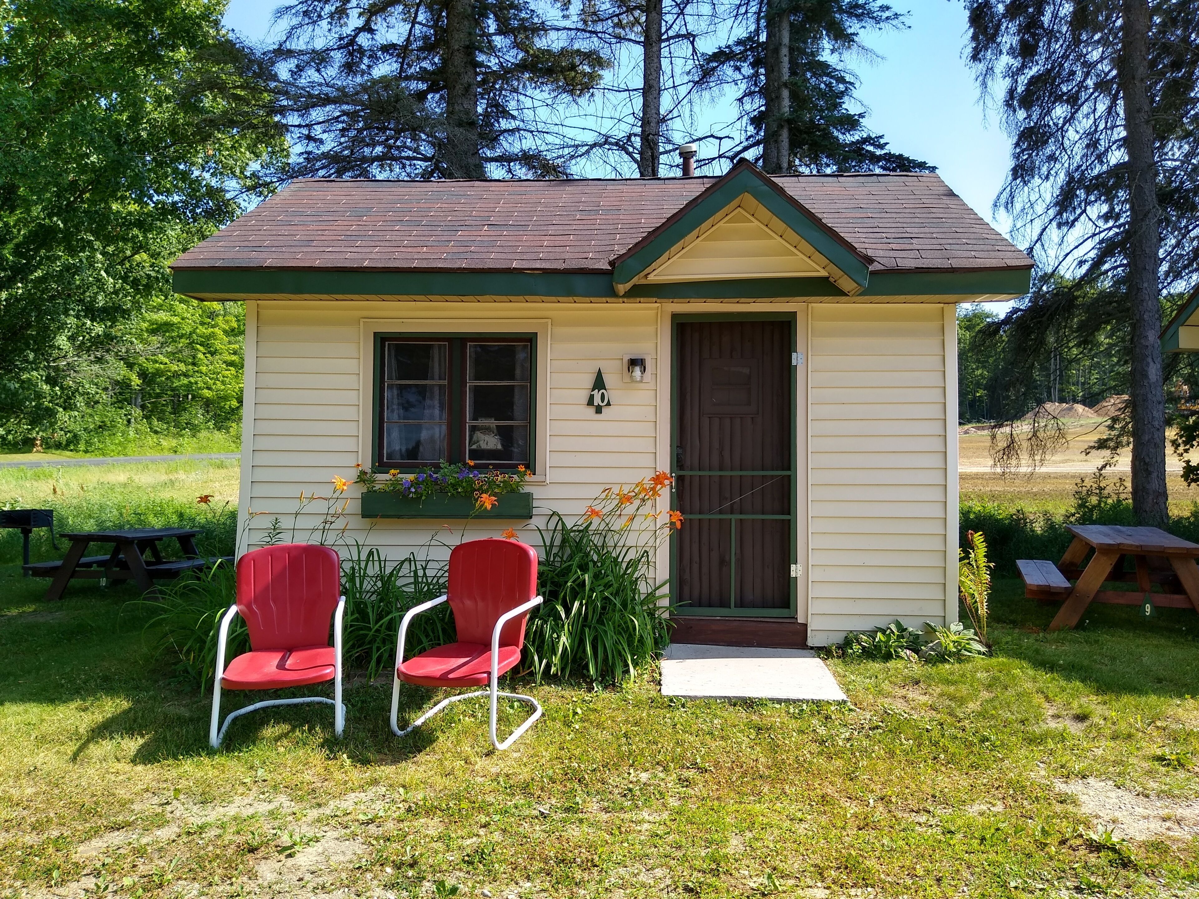 Cabin #10 Snow Day | Living area | 32-inch Smart TV with digital channels, books