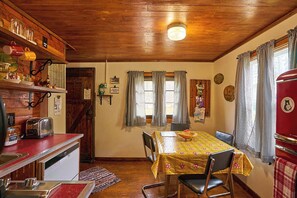 Cabin #1 The Loft | Private kitchen | Mini-fridge, microwave, coffee/tea maker, electric kettle - Mackinaw Timbers Cabins (Cadillac)