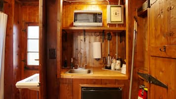 Cabin, 1 Katil Kelamin (Double) | Dapur peribadi | Peti sejuk mini, ketuhar gelombang mikro, pembancuh kopi/teh