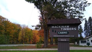 Une enseigne pour les chalets de Mackinaw Timbers, avec l’adresse du site web et le numéro du chalet.