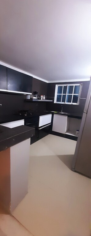 Geladeira, fogão, cafeteira/chaleira, torradeira