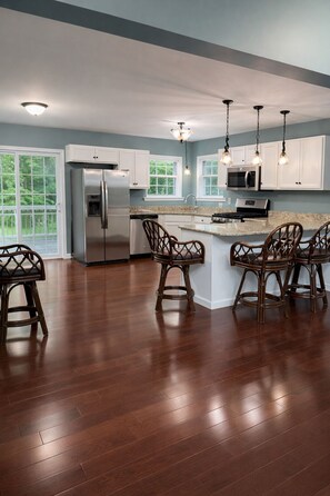 ثلاجة، ميكروويف، فرن، موقد طهي مسطح