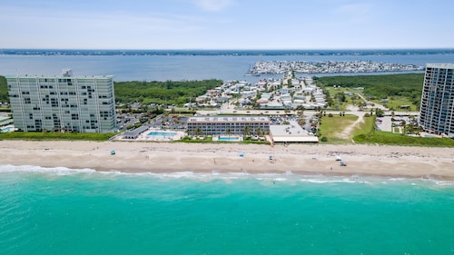 Ocean Front, Pool, Grill, King +Double + Queen Sofa bed, Beach & Pickleball Gear