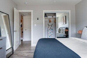 1 dormitorio, tabla de planchar con plancha, wifi y ropa de cama