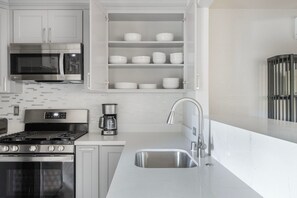 Fridge, microwave, oven, dishwasher - Great Santa Clara 1BR w/ Pool & W/D, nr Medical Center, by Blueground (South Bay)