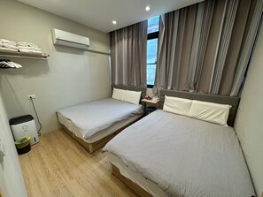 Basic Quadruple Room | Blackout drapes, iron/ironing board, free WiFi - Liou Ho 911 B&B (Kaohsiung)