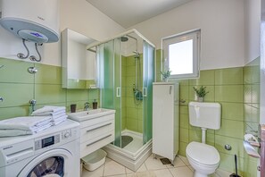 Douche, sèche-cheveux, serviettes fournies
