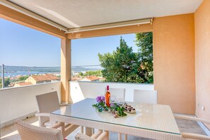 Outdoor dining - Coastal Paradise Villa with Pool, Sveti Filip i Jakov, Croatia (Sveti Filip i Jakov)