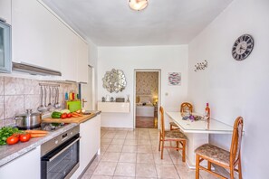 Una cocina moderna con comedor, una cama y un reloj de pared.