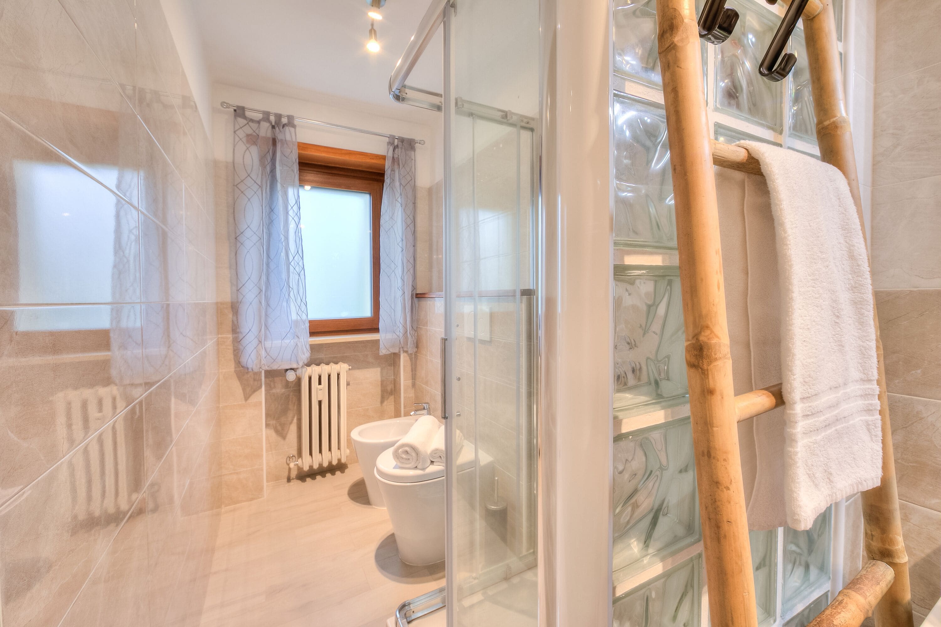 Douche, sèche-cheveux, bidet, serviettes fournies