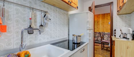 Réfrigérateur, micro-ondes, plaque de cuisson, lave-vaisselle