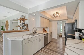 Fridge, microwave, oven, stovetop - Welcome to your dream oasis near the stunning Siesta Key! (Sarasota)