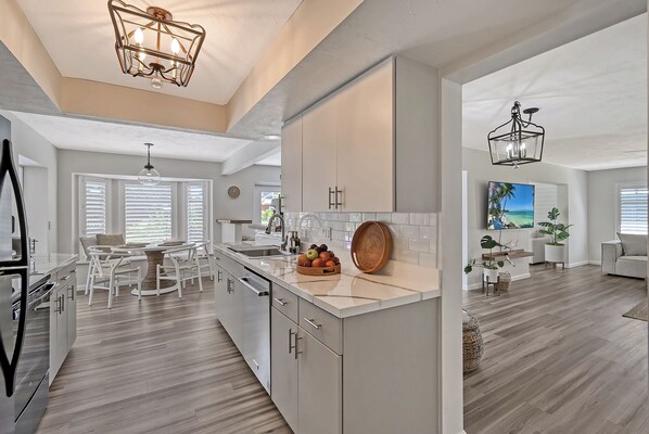 Fridge, microwave, oven, stovetop - Welcome to your dream oasis near the stunning Siesta Key! (Sarasota)