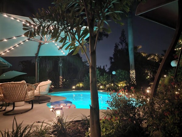 Una piscina al aire libre, una piscina climatizada