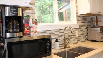 Køleskab, mikrobølgeovn, ovn, kogeplade