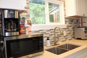 Kjøleskap, mikrobølgeovn, ovn og kokeplater