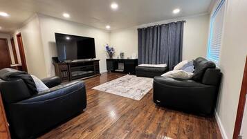 Smart TV, caminetto, monitor per computer