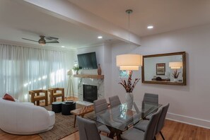 Smart TV - The Ares! A Luxury Montrose Bunker, 3BR+2 (Houston)