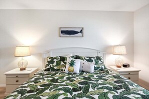 1 bedroom, iron/ironing board, free WiFi, bed sheets - Charming Siesta Key condo with beach access - GBB 1204 (Siesta Key)