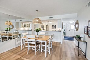 Dining - Charming Siesta Key condo with beach access - GBB 1204 (Siesta Key)