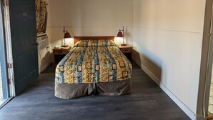 Premium Queen Bed with Kitchenette | Desk, WiFi (free), bed sheets - Economy Inn Kingsville (Kingsville)