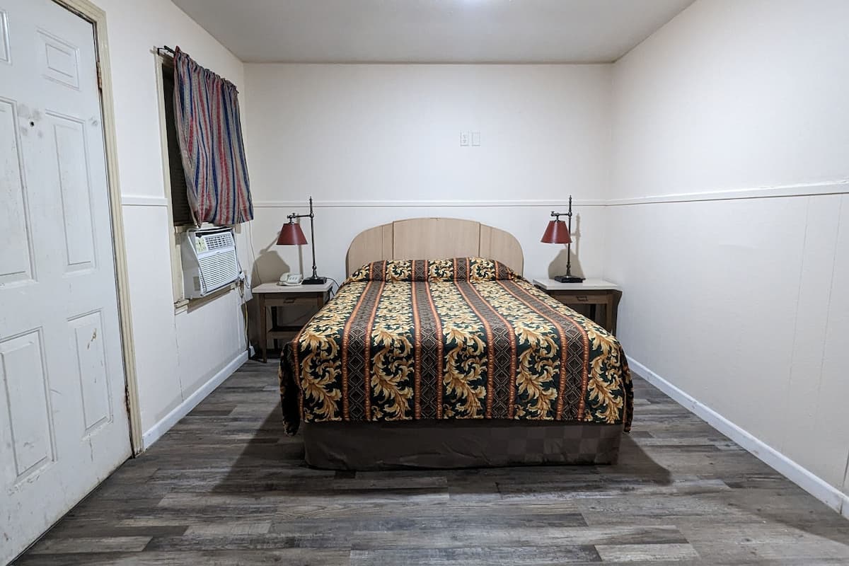 Queen Room | Desk, WiFi (free), bed sheets