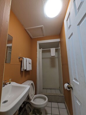 Bathroom - Economy Inn Kingsville (Kingsville)