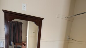 Queen Room | Wardrobe - Economy Inn Kingsville (Kingsville)