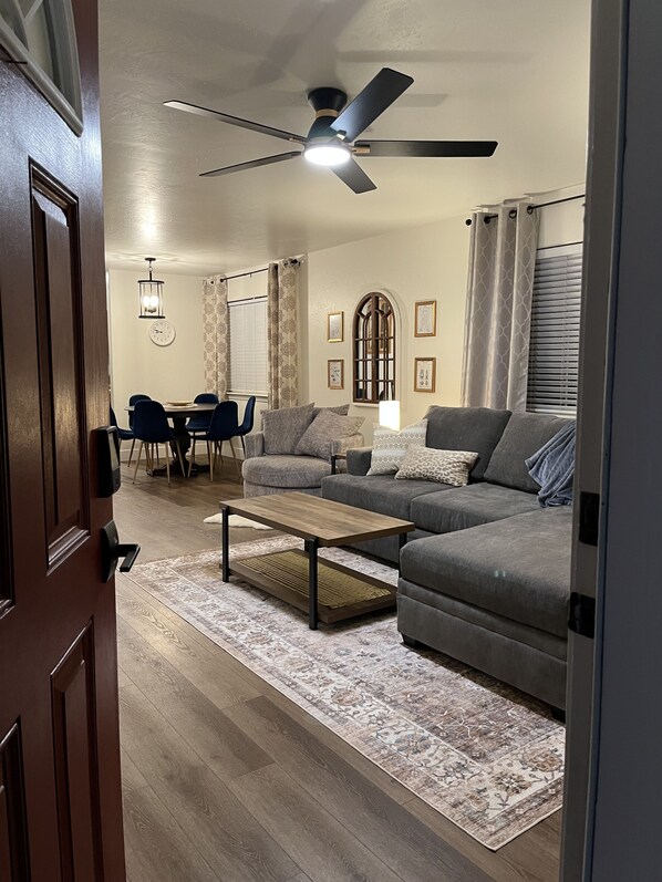 Smart TV, fireplace - "BB Vista" Cabin On Way to Big Bear. 8 Mi. to Snow Valley. New 2 Bdr. Pets OK! (Running Springs)