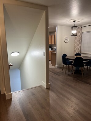 Dining - "BB Vista" Cabin On Way to Big Bear. 8 Mi. to Snow Valley. New 2 Bdr. Pets OK! (Running Springs)