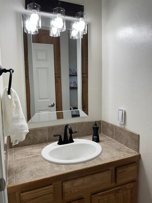 Towels, soap, shampoo, toilet paper - "BB Vista" Cabin On Way to Big Bear. 8 Mi. to Snow Valley. New 2 Bdr. Pets OK! (Running Springs)