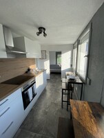 Refrigerador con freezer, microondas, horno, placa de cocina