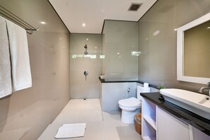 Shower, hair dryer, bidet, towels - 2Br Villa in Central Legian Fast Internet + Pool (Bali)