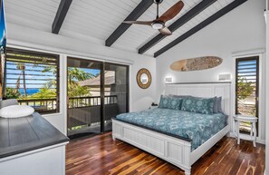 1 habitación, escritorio, tabla de planchar con plancha y cuna de viaje