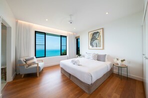 4 soverom, skrivebord, strykejern/-brett og reiseseng for barn