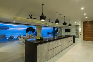 Full-sized fridge, microwave, oven, stovetop - Lime10 (Koh Samui)