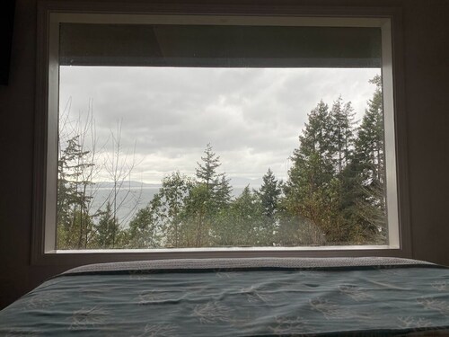 Cozy hidden gem tucked away where the mountains meet the sea.