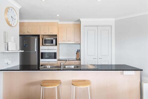 Fridge, microwave, oven, stovetop - Whale Point Idyllic apartment Hideaway located in Point Arkwright with Ocean Views (Point Arkwright)