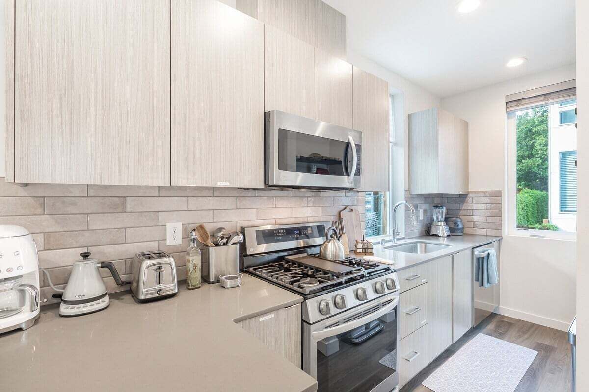 Frigorífic, microones, forn i placa de cuina 