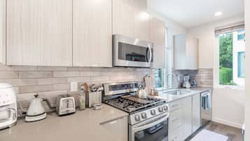 Frigorífic, microones, forn i placa de cuina