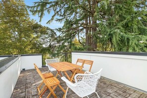 Outdoor dining - Perch - Roosevelt Retreat: Chic 2-Bed Townhome with Parking and Patio (Seattle)