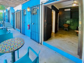 1 quarto, edredons de pluma, frigobar, escrivaninha
