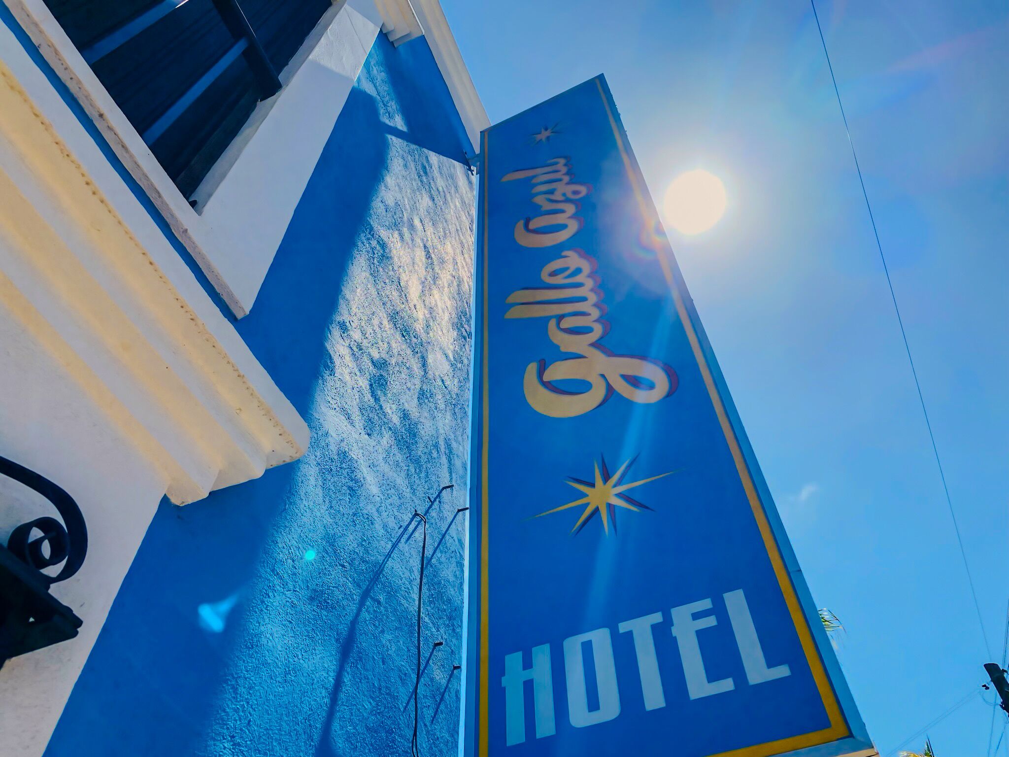 A hotel sign with the name "Gallo Hotel" and a star symbol.