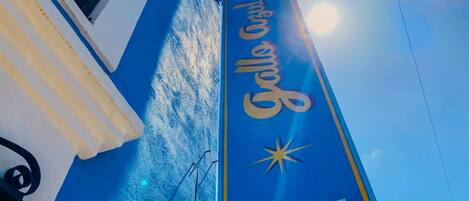 A hotel sign with the name "Gallo Hotel" and a star symbol.