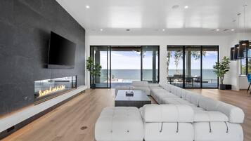 House, 5 Bedrooms, Accessible, Private Pool | Living area