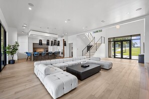 Maison, 5 chambres, accessible aux personnes à mobilité réduite, piscine privée | Coin séjour