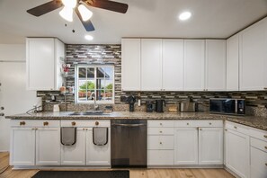 Fridge, microwave, oven, stovetop - Sunset Serenity - Pool, Spa, XL Putting Green (Indio)