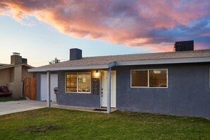 Exterior - Sunset Serenity - Pool, Spa, XL Putting Green (Indio)